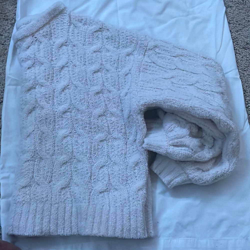 CUTE OFF WHITE SWEATER
